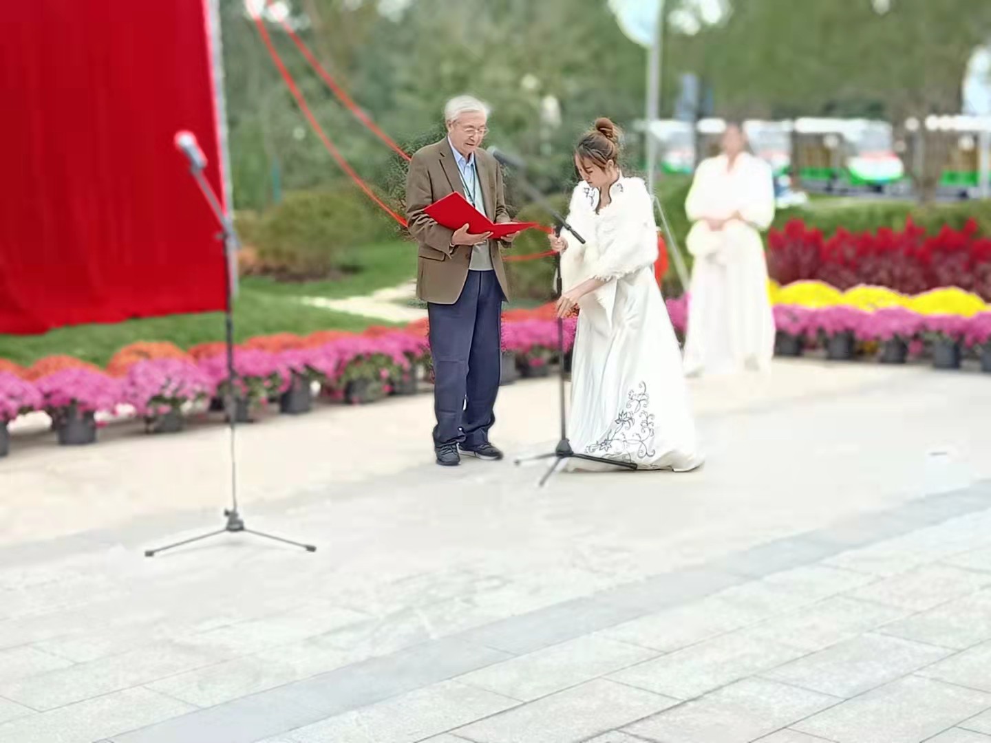 浙江宁波植物园钟观光公雕像开光典礼